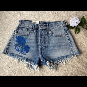 Rare Embroidered Levi Shorts 🌸
